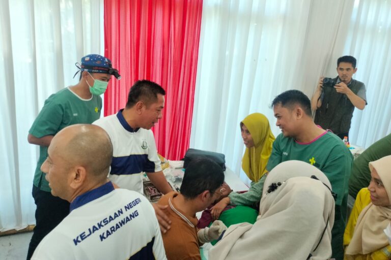 Rayakan HUT Kejaksaan ke-80, Puluhan Anak Difabel Ikuti Khitanan Massal di RSUD Karawang