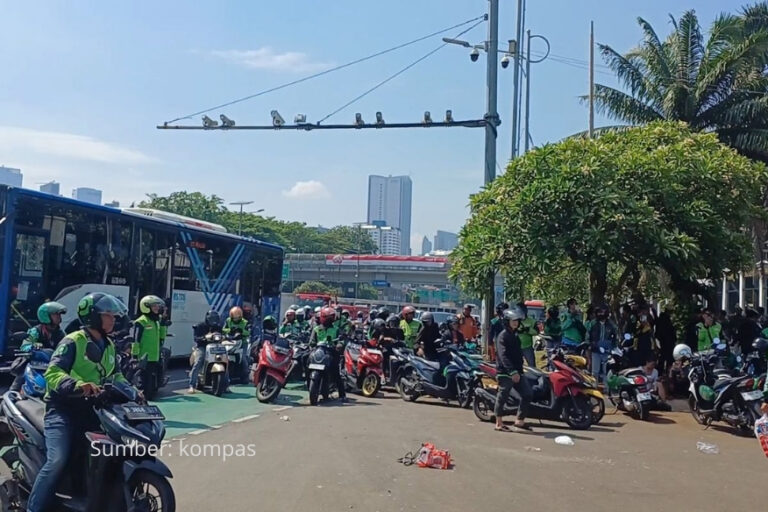 Puluhan Ojol Kepung DPR RI, Tuntut Keadilan atas Rekan yang Tewas Dilindas Rantis Brimob