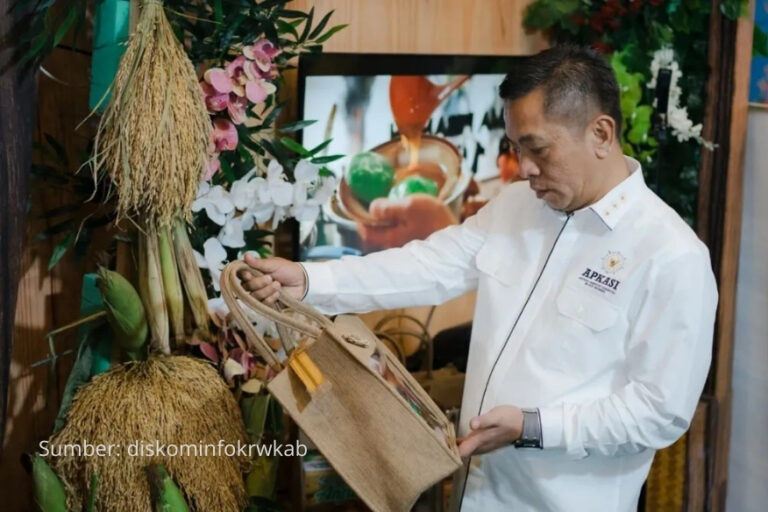 Bupati Aep Pamerkan UMKM Karawang di Apkasi Otonomi Expo 2025