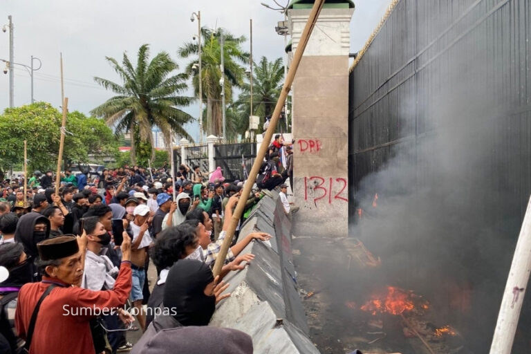 Demo Mahasiswa di Depan DPR RI Ricuh, Massa Lempar Bambu Runcing dan Bakar Sampah