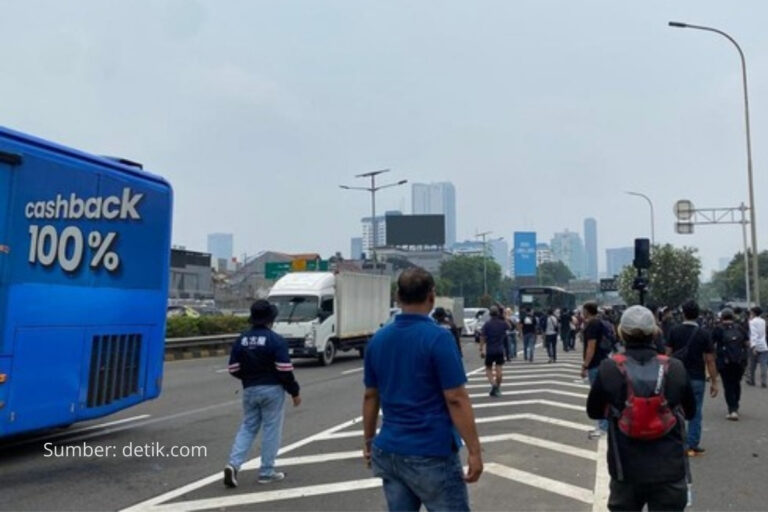 Massa Demo di DPR Sempat Masuk Tol, Arus Kendaraan Dialihkan