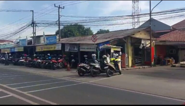 Parkiran Motor di Depan Mapolres Karawang Dikeluhkan Warga, Dinilai Bahayakan Lalu Lintas